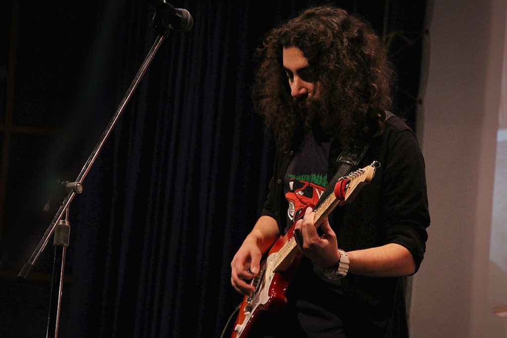 electric guitar training with Dariush Meshkin