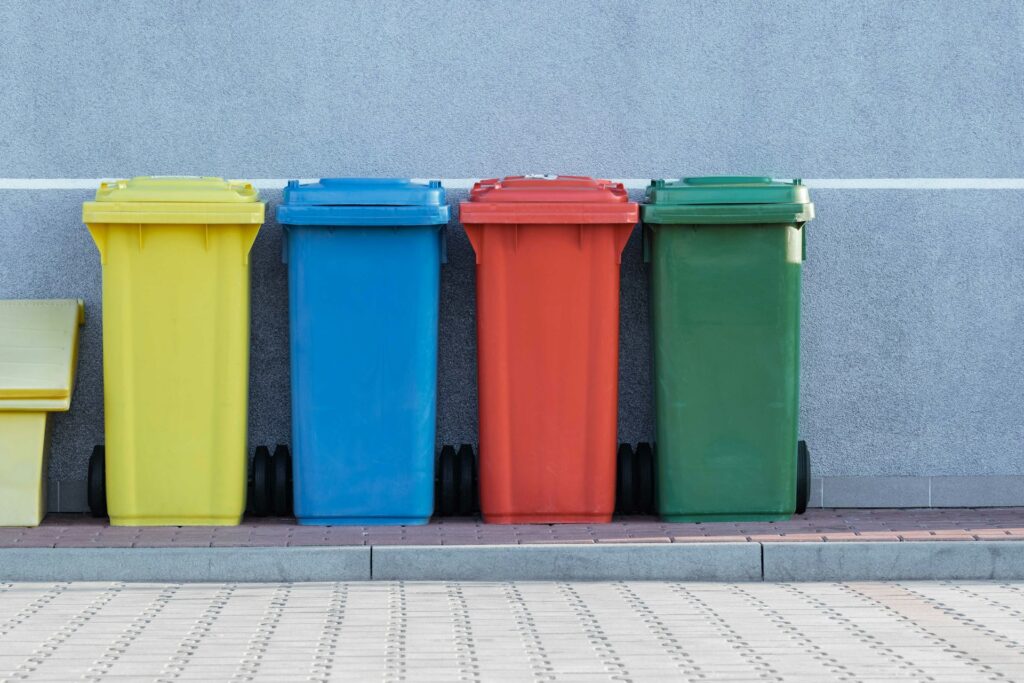 Entsorgung organisieren – Wertstoffe sauber getrennt am Wertstoffhof (KI-generiertes Symbolbild)