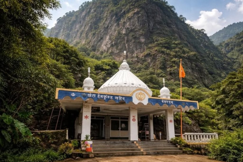 महाराष्ट्र के Lonavala का यह गुरुद्वारा बन रहा है ट्रैवलर्स की नई पसंद