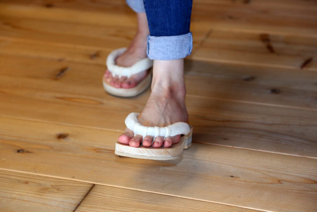 GETALS Japanese wooden sandals with open-toe five-finger design