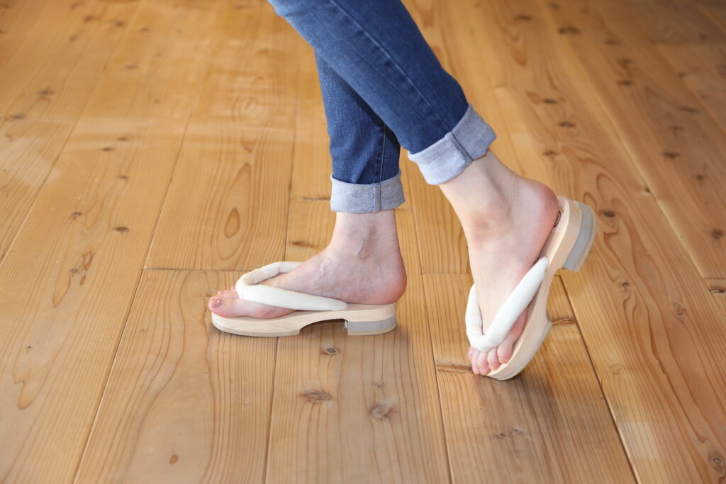 Wearing GETALS helps you walk with good posture