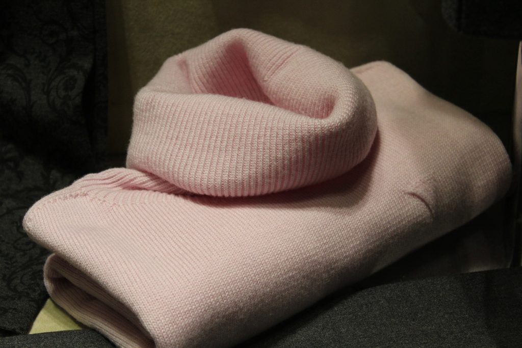 Sweter z golfem damski – jak nosić? Modne stylizacje