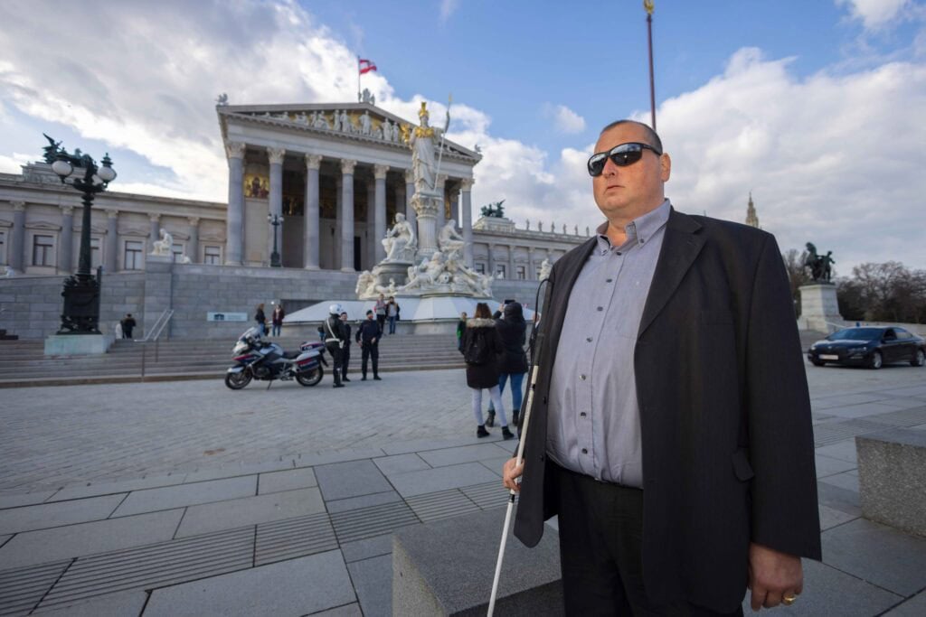 Bild: Dietmar Janoschek vor Parlament