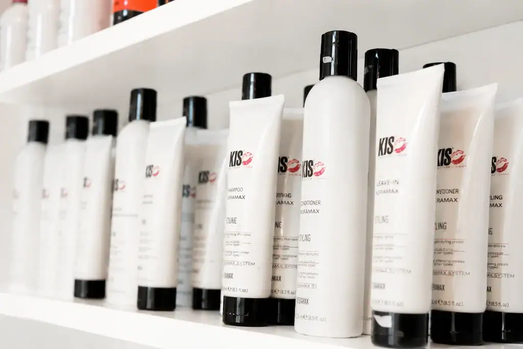 KIS shampoos, conditioners en haarverzorgingsproducten in de showroom van Kapper Apeldoorn voor professioneel haarherstel en verzorging.