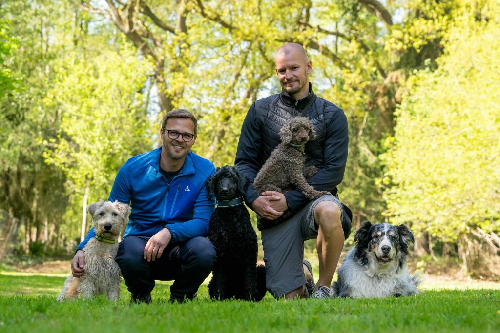 Dozenten der Schulhundeausbildung Stefan Kannenbrock-Körner (links) und Jan Roland (rechts) mit ihren Schulhunden.
