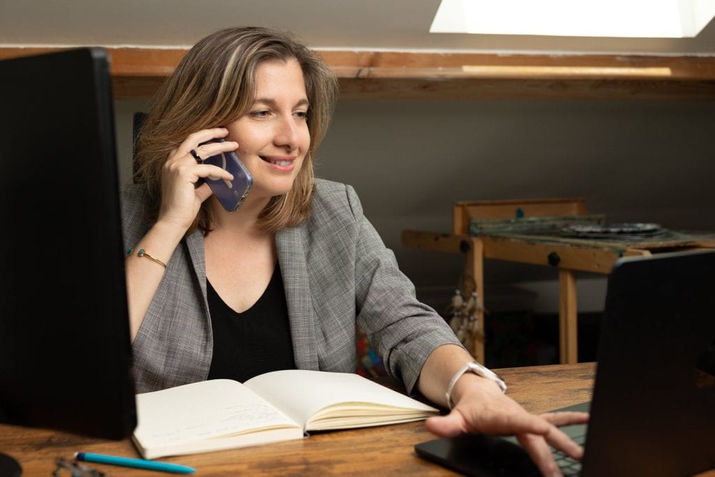 Laetitia Biondi en échange téléphonique à son bureau