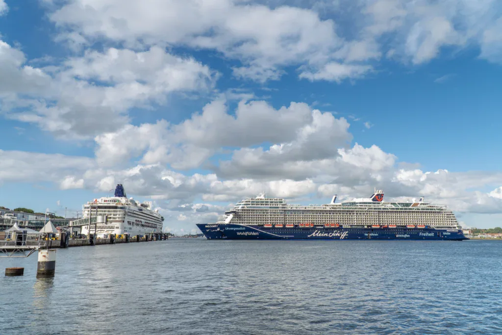 meinschiff7_im_kieler_hafen__copyright_port_of_kiel_1 - Michis Kreuzfahrten meinschiff7 im kieler hafen beim anlegemanöver