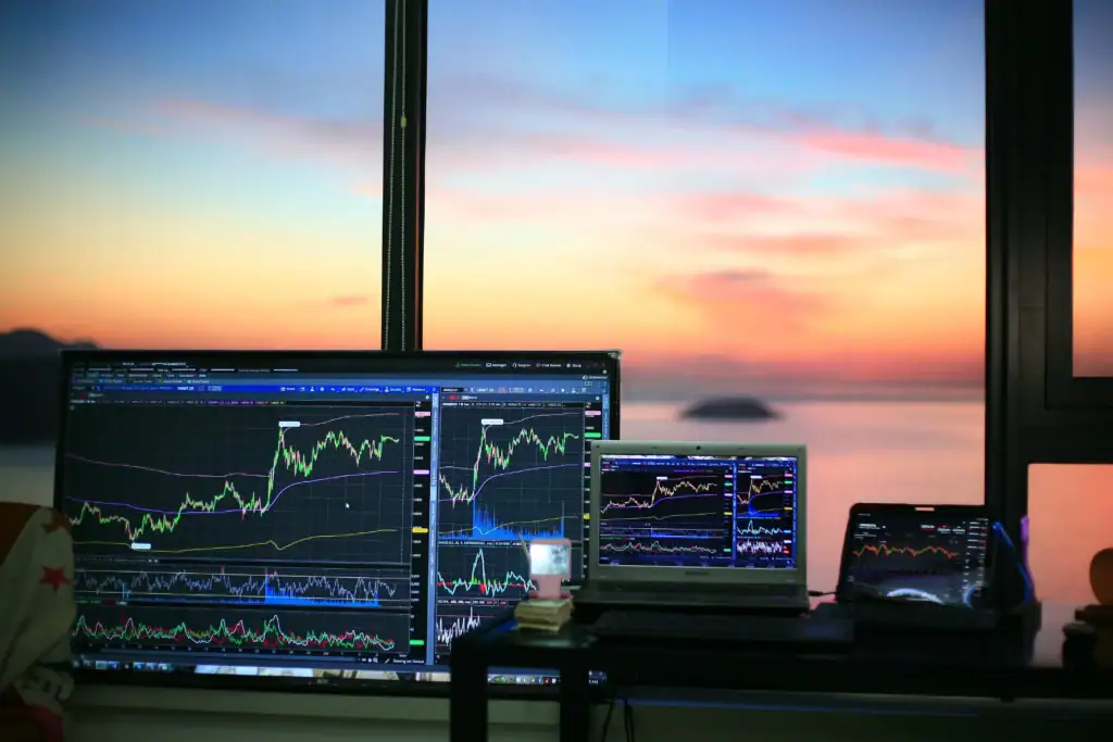 ordenadores con pantalla de trading. análisis JBH Financial Group trading