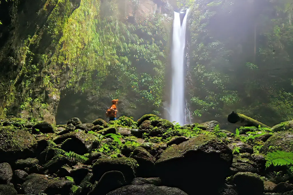 Another shot of the Casaroro Falls, from a different vantage point.