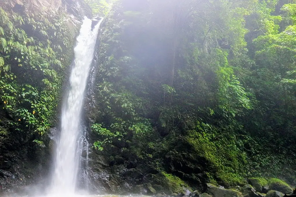 Another shot of Casaroro Falls from a different perspective.
