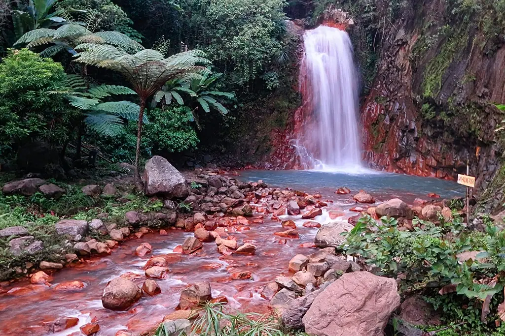 A shot of another smaller waterfall downriver from the central Casaroro Falls.