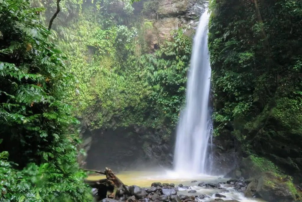 Another picture of the Casaroro Falls in solitude (no tourists yet).