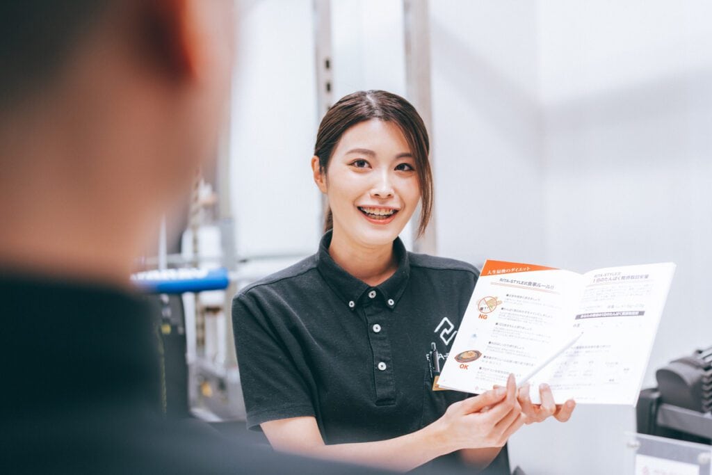コースの案内をする女性