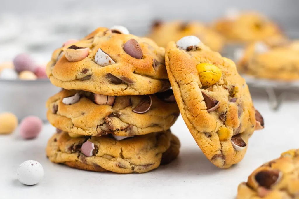 NYC Mini Egg Cookies: Cookies in a stack with one leaning on the side