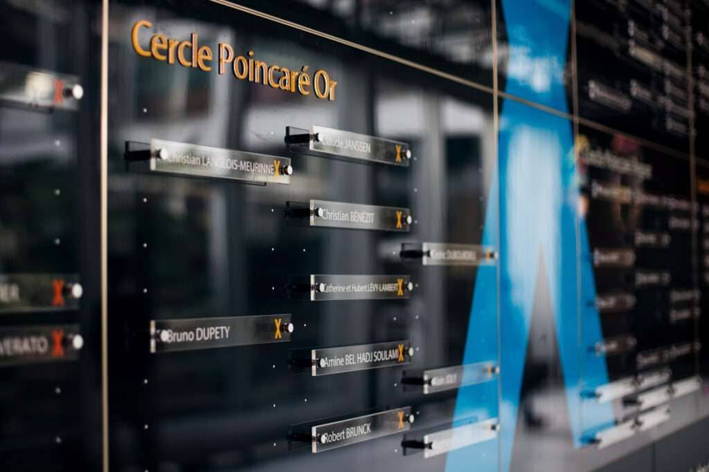 Signalétique intérieure : l’art d’orienter et de valoriser vos espaces. Une signalétique intérieure réussie est indispensable pour fluidifier la circulation des usagers et renforcer l’identité visuelle de vos locaux. Signalétique Factory réalise des solutions rigides haut de gamme pour les entreprises, les établissements de santé, les écoles et les mairies de Pau et de sa région : Signalétique directionnelle : plaques de portes, totems intérieurs, fléchage mural. Signalisation PMR : conformité aux normes d'accessibilité avec des supports contrastés et durables. Décoration murale et vitrophanie : habillage de cloisons vitrées, signalétique informative personnalisée. Supports rigides élégants : gravure, découpe numérique et impression haute définition sur matériaux nobles. De la conception graphique à la pose, nous apportons un soin particulier aux détails et aux finitions pour créer des espaces accueillants et fonctionnels, reflets du professionnalisme de votre structure.