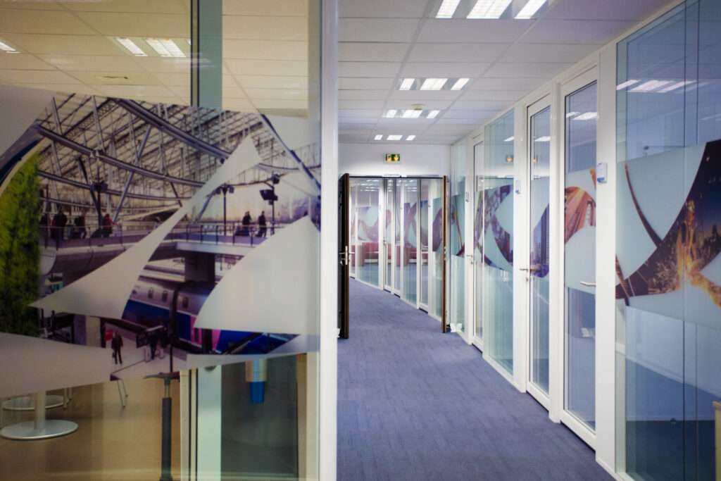 Signalétique intérieure : l’art d’orienter et de valoriser vos espaces. Une signalétique intérieure réussie est indispensable pour fluidifier la circulation des usagers et renforcer l’identité visuelle de vos locaux. Signalétique Factory réalise des solutions rigides haut de gamme pour les entreprises, les établissements de santé, les écoles et les mairies de Pau et de sa région : Signalétique directionnelle : plaques de portes, totems intérieurs, fléchage mural. Signalisation PMR : conformité aux normes d'accessibilité avec des supports contrastés et durables. Décoration murale et vitrophanie : habillage de cloisons vitrées, signalétique informative personnalisée. Supports rigides élégants : gravure, découpe numérique et impression haute définition sur matériaux nobles. De la conception graphique à la pose, nous apportons un soin particulier aux détails et aux finitions pour créer des espaces accueillants et fonctionnels, reflets du professionnalisme de votre structure.