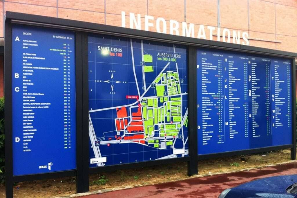 La signalétique extérieure : votre premier levier de visibilité à Pau et dans le Béarn. Chez Signalétique Factory, nous concevons des solutions d’affichage extérieur alliant robustesse et esthétique. Spécialistes des supports rigides haute performance, nous accompagnons les entreprises, commerces et collectivités locales dans la création de : Totems autoportants pour entrées de zones d’activités ou parkings. Enseignes de façade durables en Alu Dibond, PVC ou plexiglas. Panneaux signalétiques et patrimoniaux conçus pour résister aux intempéries (UV, vent, humidité). Signalisation grand format pour chantiers, zones industrielles ou bâtiments publics. Chaque projet bénéficie d'une conception sur-mesure et d'une installation professionnelle, garantissant une communication claire, conforme aux normes en vigueur et parfaitement intégrée à votre environnement architectural en Nouvelle-Aquitaine.