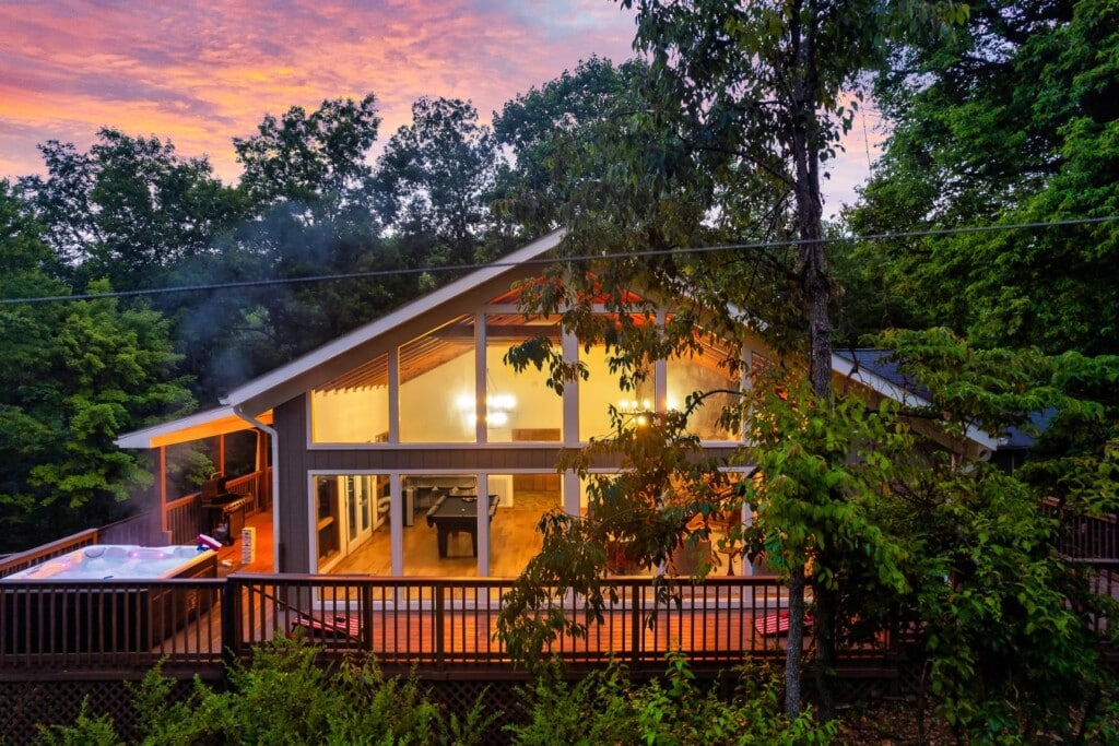 Beautiful chalet featuring soaring vaulted ceilings and mountain charm.