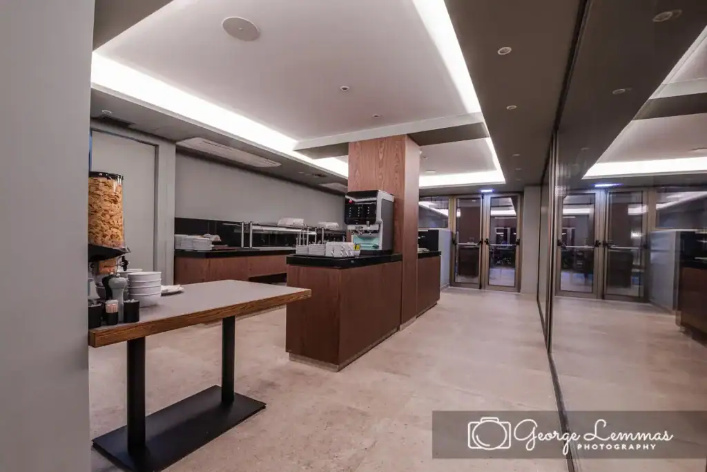 Φωτογράφιση εστιατορίου ξενοδοχείου με minimal design και ξύλινες επιφάνειες.