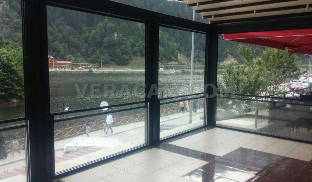 Teras Kapatma Sistemleri 4 Giyotin cam sistemi ile profilsiz maksimum şeffaflık sağlayan teras kapatma uygulaması — Vera Cam İstanbul