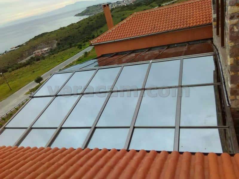 Teras Kapatma Sistemleri 9 Kafe terasında açılan cam tavan uygulaması ile şeffaf çatı sistemi — Vera Cam projesi