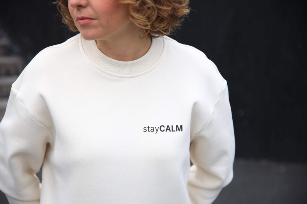 Kremowa bluza oversize z napisem stayCALM, zbliżenie, Vibes Goods