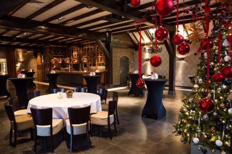 Kerstdecor met rode ballen