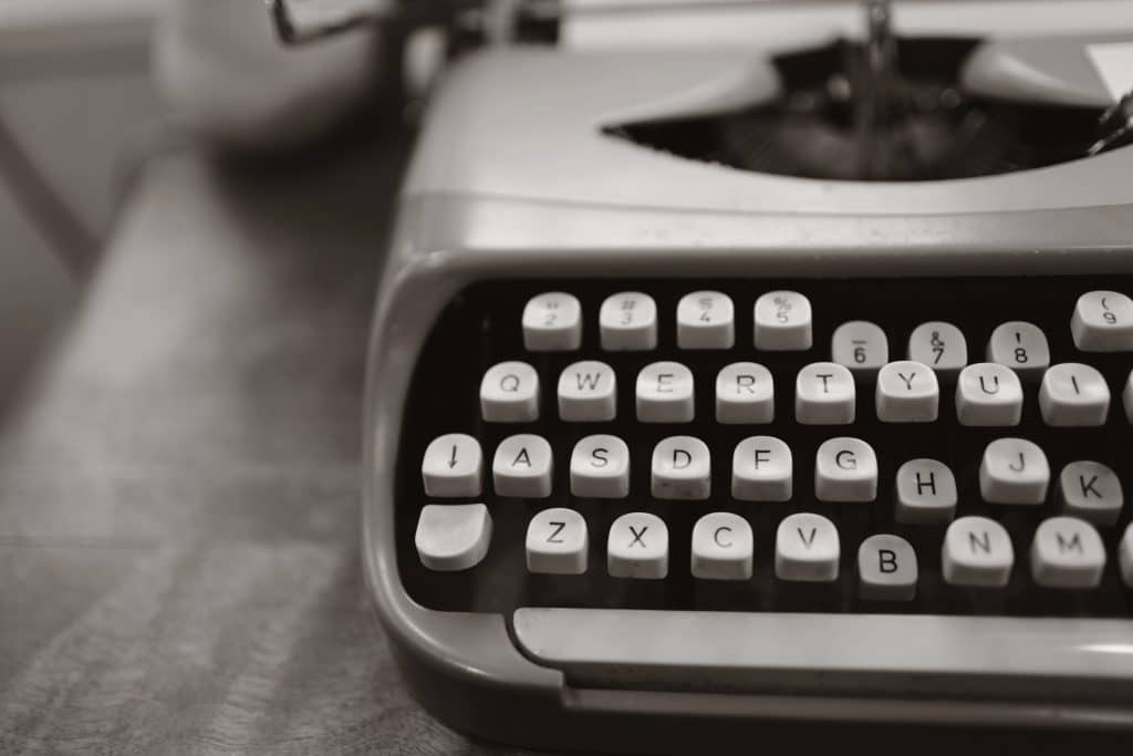 Letras impresas que representan contenidos y mensajes de relaciones con la prensa