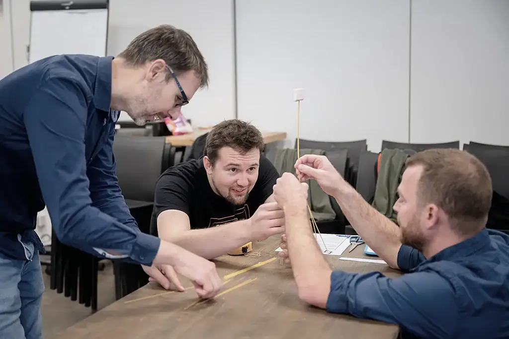 Mensen die samenwerken symboliseren samenwerking op de 5e verdieping