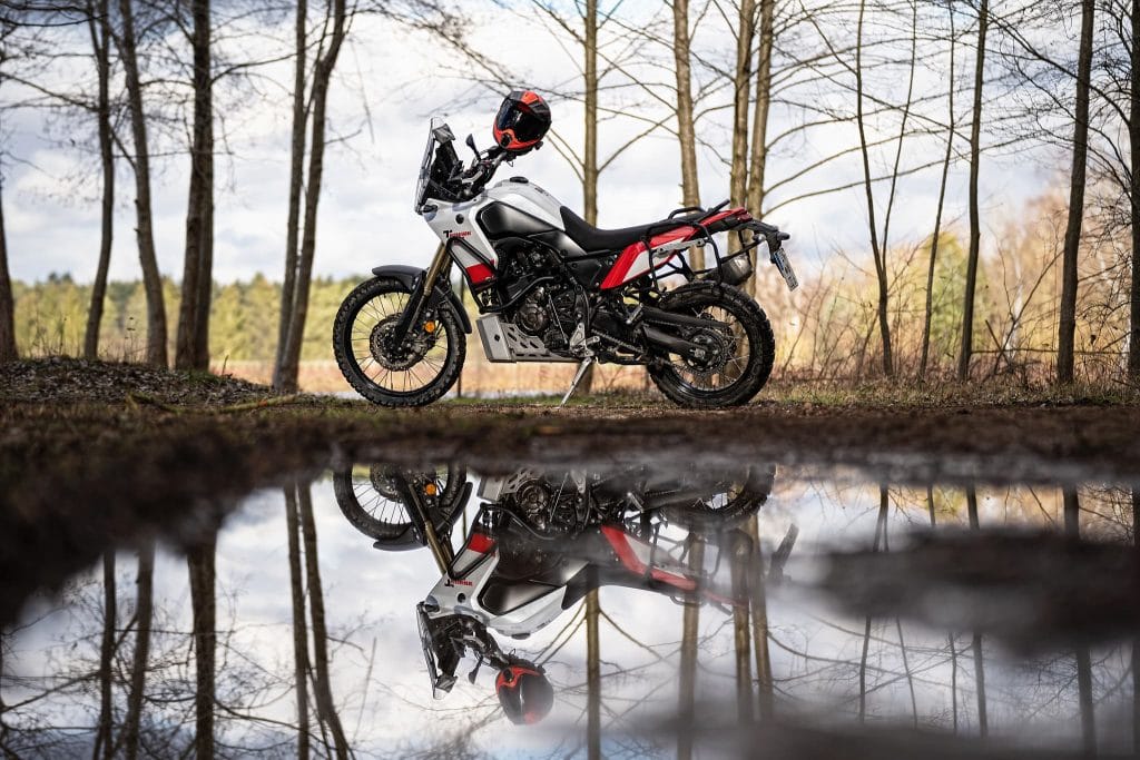 Motorrad mit Heizgriffen in winterlicher Landschaft.