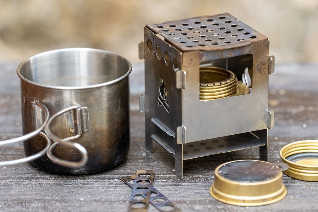 Hobo-Kocher mit Trangia Spiritusbrenner.