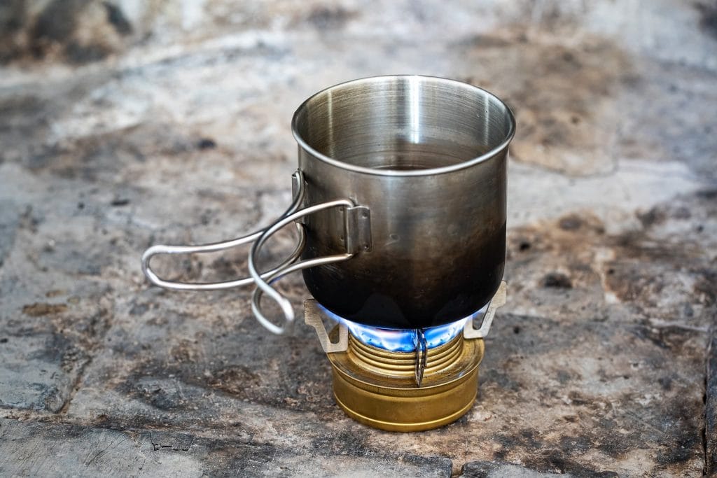 Spiritusbrenner mit Campingtasse.
