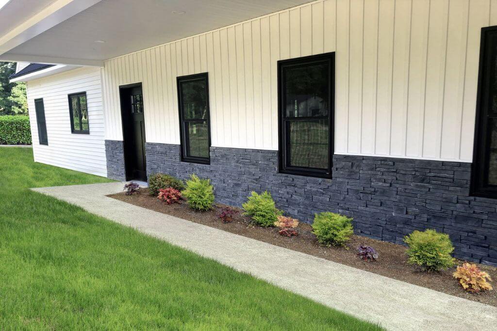 tmavě šedá falešná skalní vlečka Fake rock siding with vinyl siding panels
