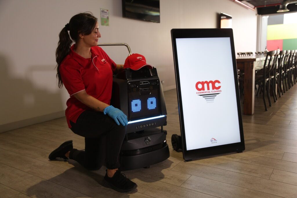 Cleaner on the side of a cleaning machine robot to clean a large space 