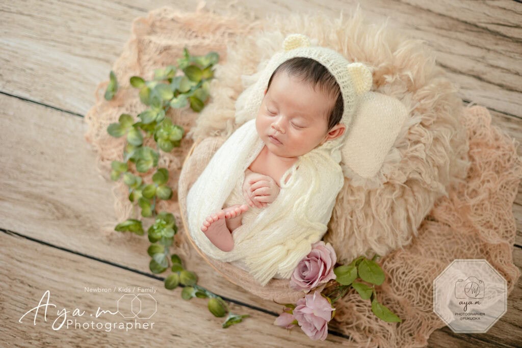 aya-fotoの作品例おくるみ巻きされた赤ちゃんのニューボーンフォト