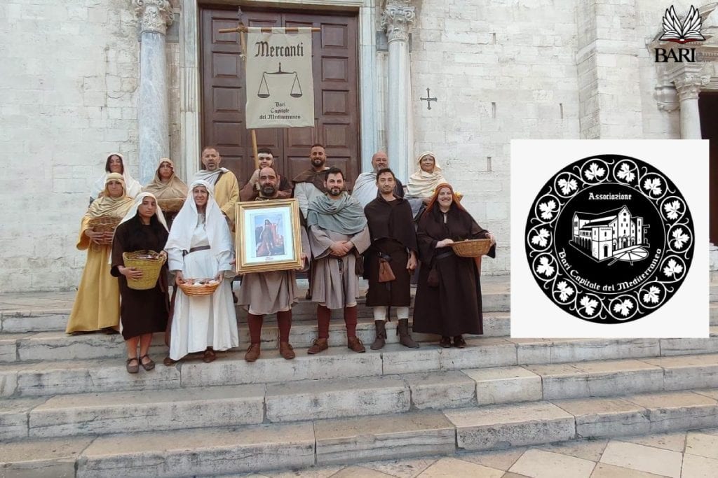 Foto di gruppo dell'associazione Bari Capitale del Mediterraneo