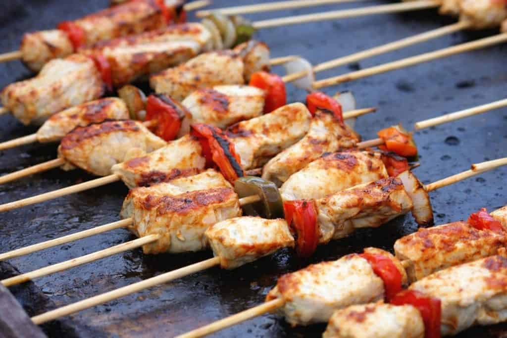 brochetas de pollo