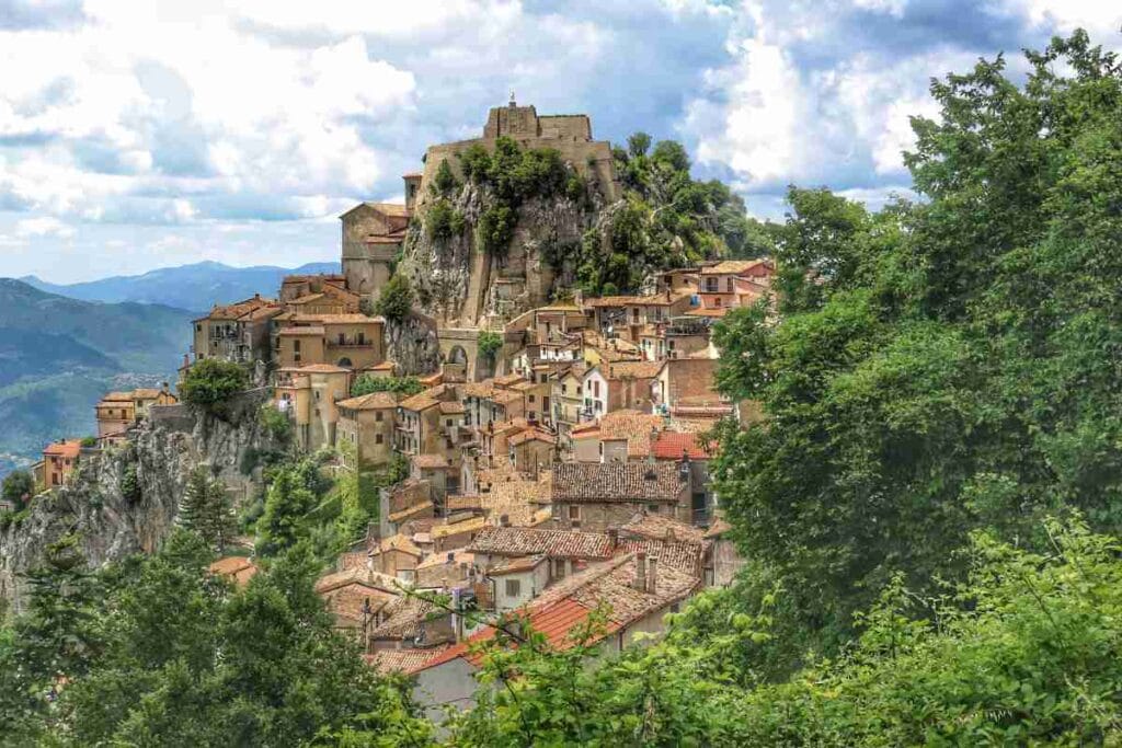 Il paese di Cervara di Roma, nel parco dei Monti Simbruini
