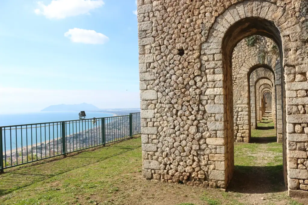 Tempio di giove anxur a Terracina sulla costa laziale