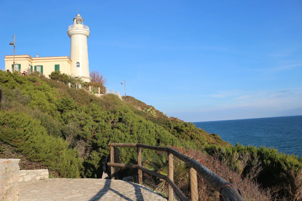 Il faro di san Felice Circeo sulla Riviera di Ulisse