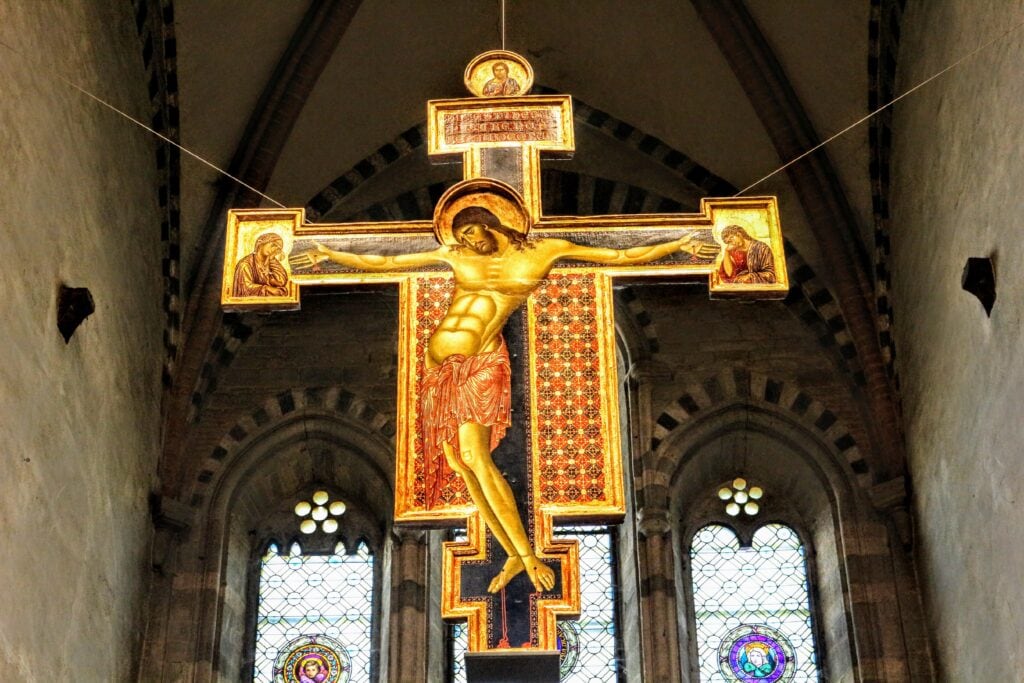 tra le meraviglie di arezzo da vedere, il crocefisso di cimabue