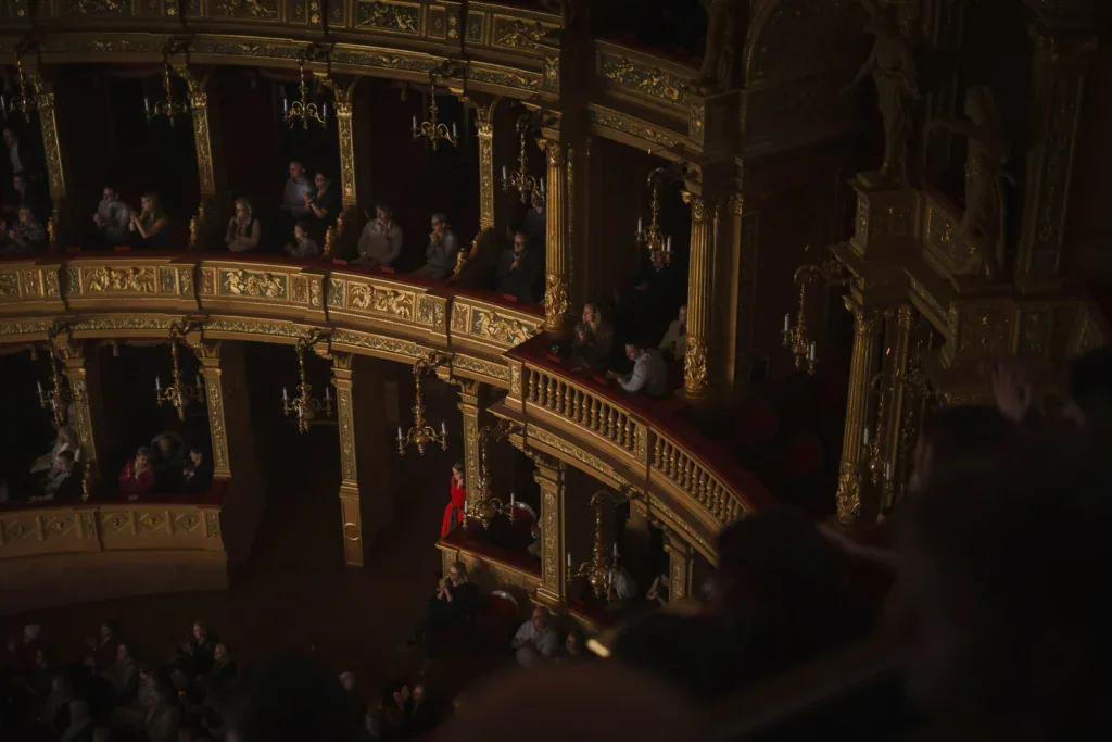 Esperienze da regalare: serata a teatro tra eleganza e spettacolo