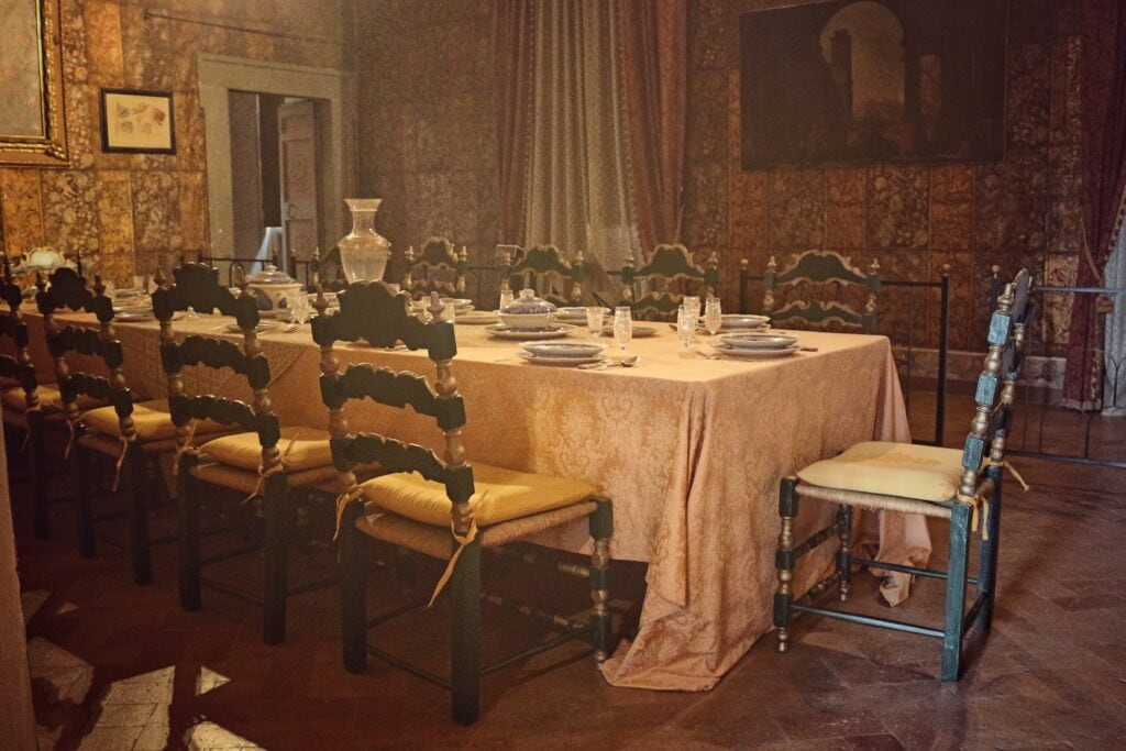 una tavola apparecchiata nella sala di palazzo chigi ad Ariccia