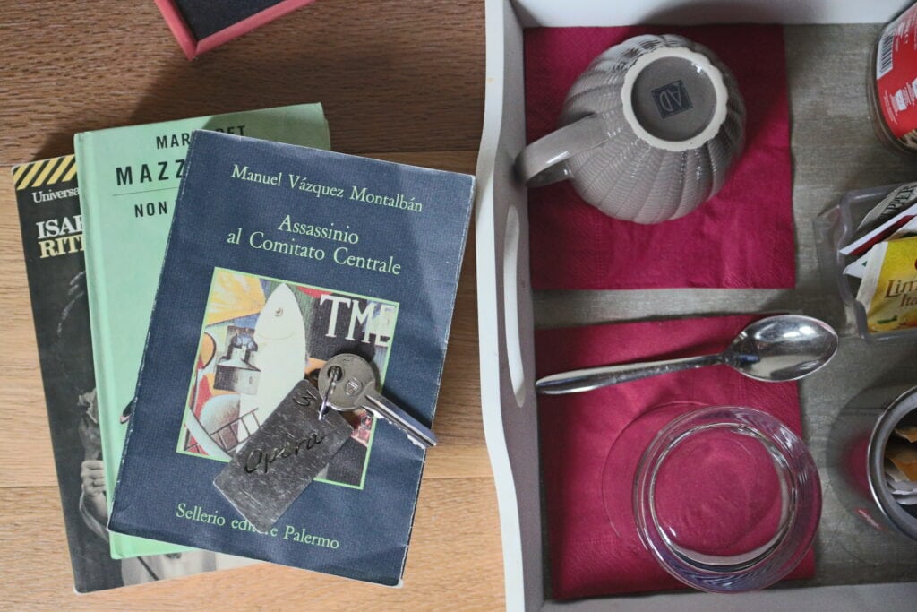 libri e tisane nella stanza dell'hotel a Paciano