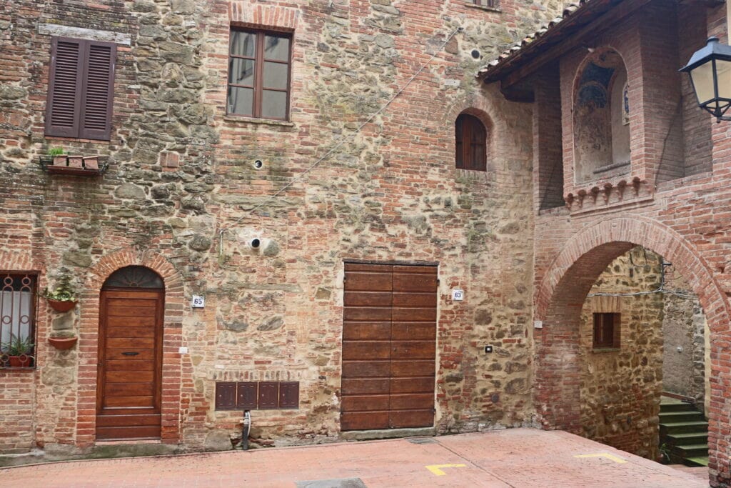 Vicoli medievali di Paciano vicino al Lago Trasimeno