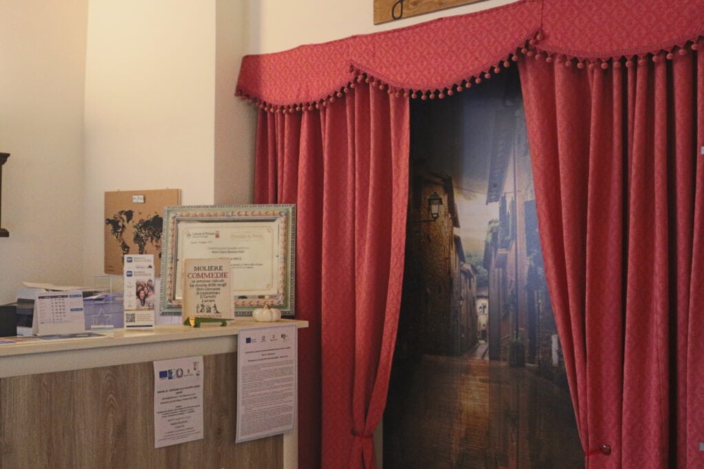 l'antico sipario che dà il nome all'hotel di Paciano