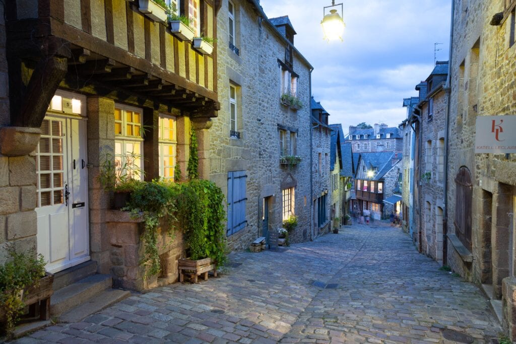 Borgo medievale francese, atmosfera della Book Town di Bécherel
