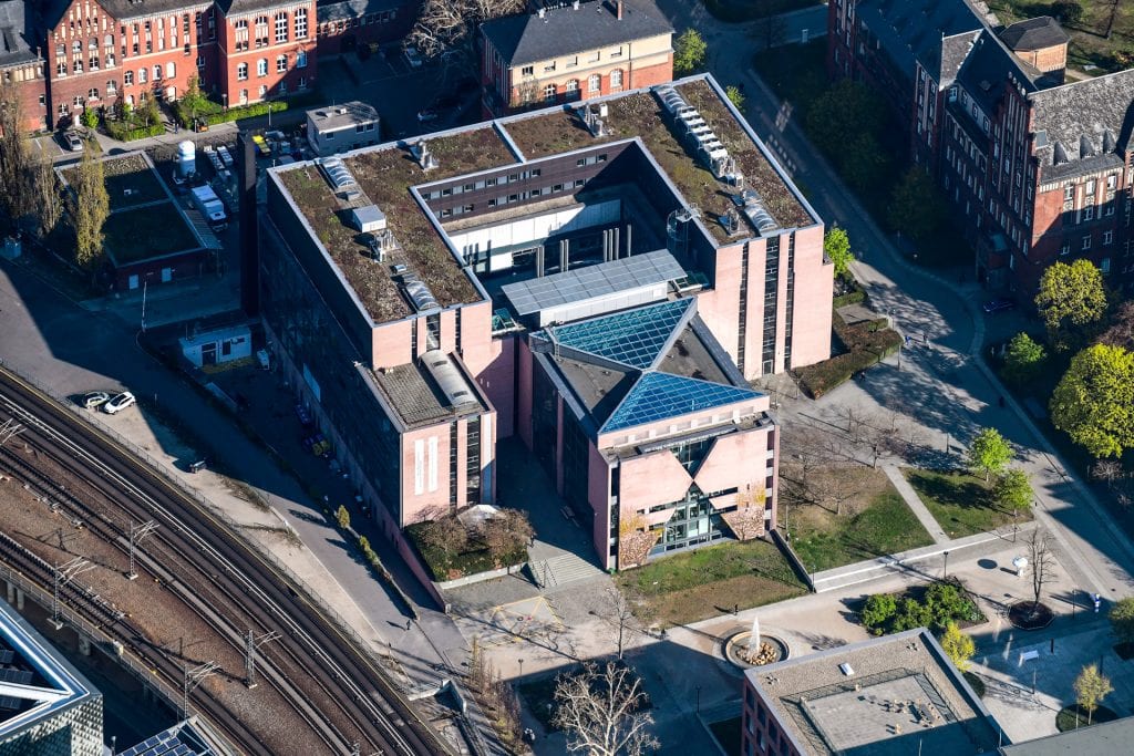 Anischt des DRFZ-Gebäudes aus der Luft von einem Flugzeug fotografiert. 