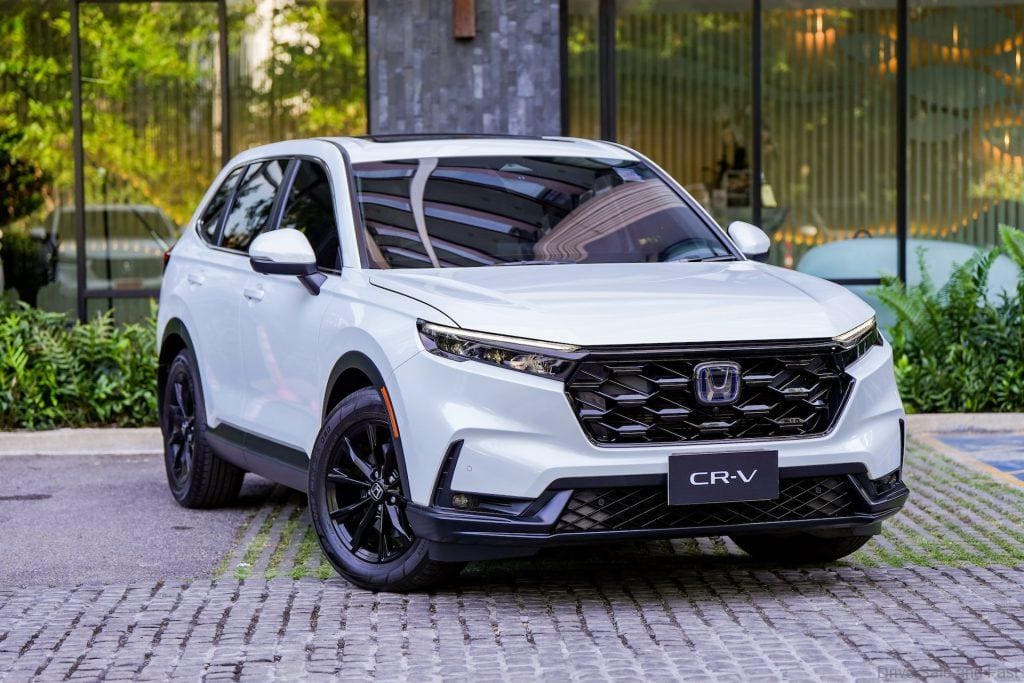 Honda CR-V 6th generation e:HEV in white front