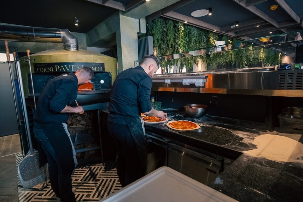 Pizzeria da litaliano due forni modello Globo a legna da 6 pizze